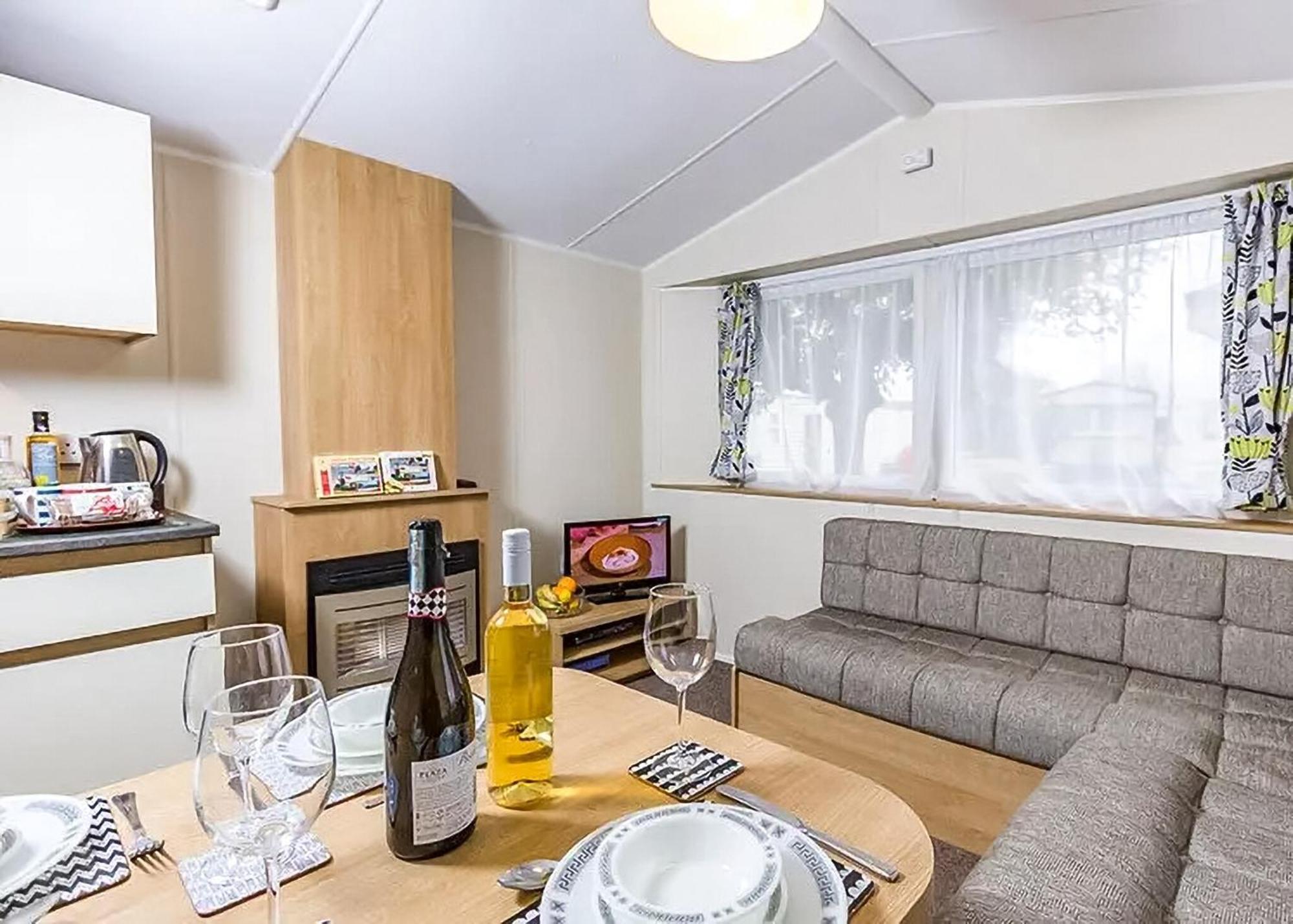 Orchards Holiday Park Newbridge  Eksteriør billede
